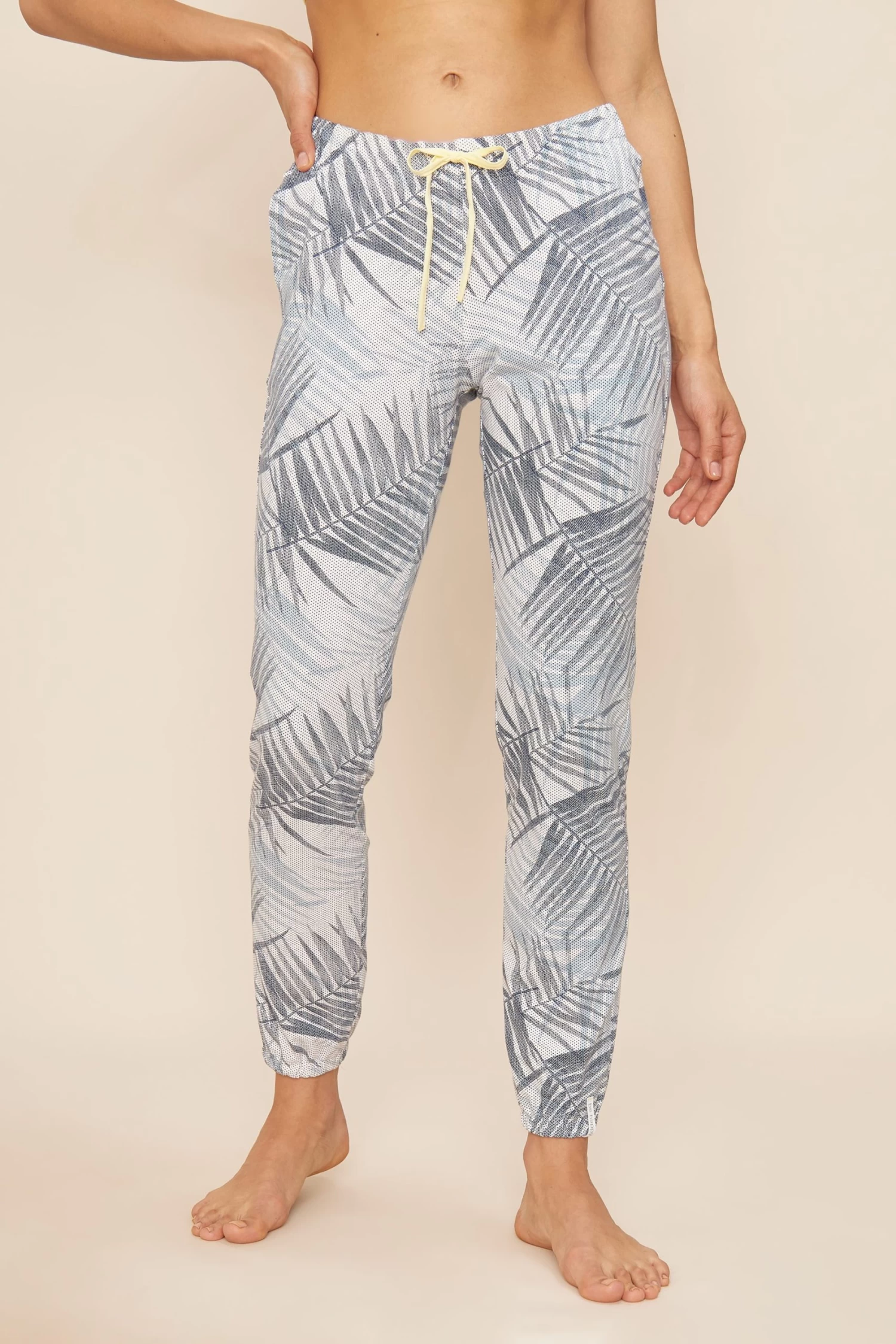 Loungehose Im Palmenprint Mit Kontrastdetail In Pastell-Gelb Mix Und MatchBaumwolle/Elasthan 1 Loungehose Im Palmenprint Mit Kontrastdetail In Pastell-Gelb Mix Und MatchBaumwolle/Elasthan