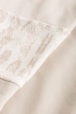 Sweatshirt Mit Details Im Schlangenprint Animalprint Pastellfarben Baumwolle/Elasthan 12 Sweatshirt Mit Details Im Schlangenprint Animalprint Pastellfarben Baumwolle/Elasthan -Pyjamas Für Zuhause 1223007 10462 44