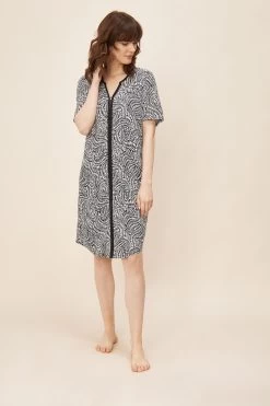 Bigshirt Im Grafikdruck Schwarz-Weiß Mit Frontnaht Große Größen Bis 54