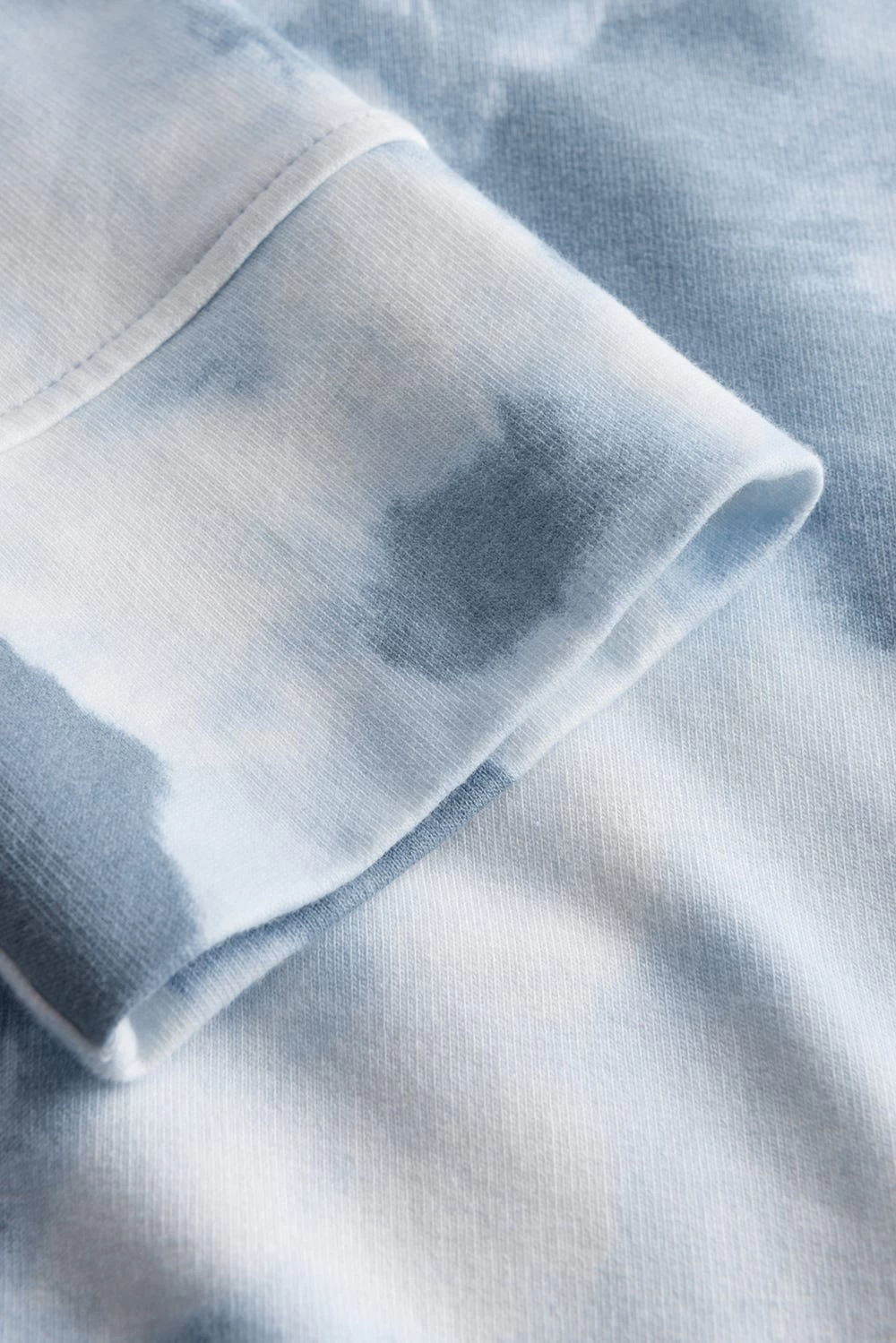 Sweatshirt Im Blauen Batik-Druck Loungeshirt Bio-Baumwolle/Elasthan 6 Sweatshirt Im Blauen Batik-Druck Loungeshirt Bio-Baumwolle/Elasthan - Image 6