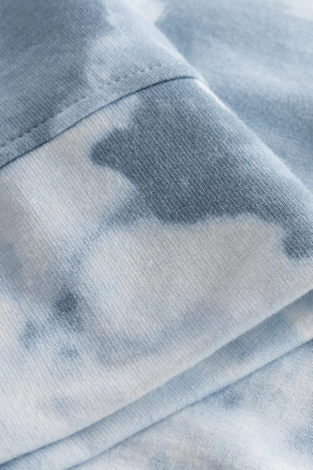 Sweatshirt Im Blauen Batik-Druck Loungeshirt Bio-Baumwolle/Elasthan 7 Sweatshirt Im Blauen Batik-Druck Loungeshirt Bio-Baumwolle/Elasthan - Image 7