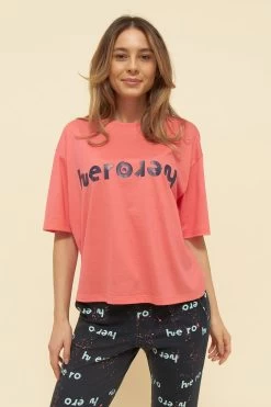 T-Shirt Mit Motivdruck "hero" Halbarm Korall Lässig Mix & Match 100% Bio-Baumwolle