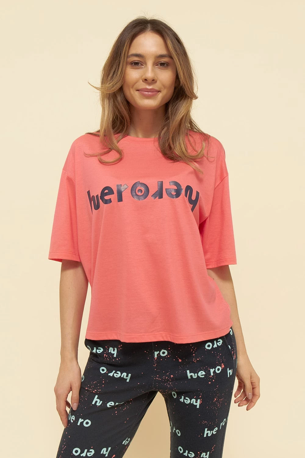 T-Shirt Mit Motivdruck "hero" Halbarm Korall Lässig Mix & Match 100% Bio-Baumwolle