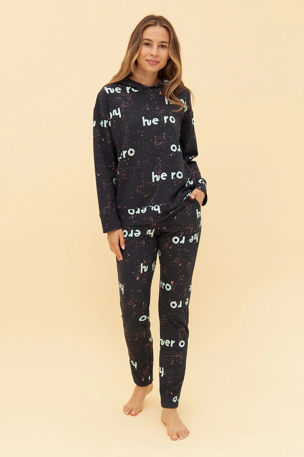 Sweathose Im Motivdruck "hero" Auf Farbspritzern Schwarz Mix & Match Bio-Baumwolle/Elasthan 4 Sweathose Im Motivdruck "hero" Auf Farbspritzern Schwarz Mix & Match Bio-Baumwolle/Elasthan - Image 4