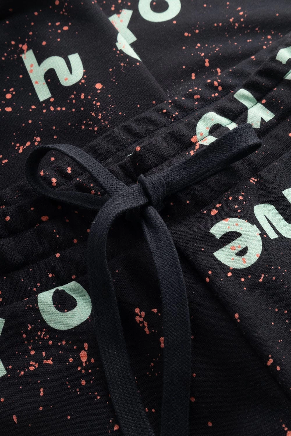 Sweathose Im Motivdruck "hero" Auf Farbspritzern Schwarz Mix & Match Bio-Baumwolle/Elasthan 5 Sweathose Im Motivdruck "hero" Auf Farbspritzern Schwarz Mix & Match Bio-Baumwolle/Elasthan - Image 5