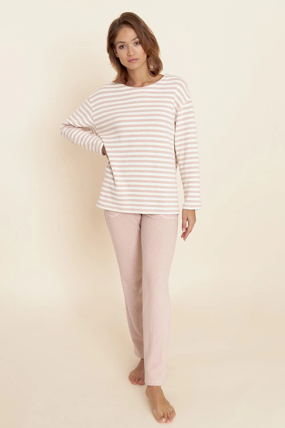 Hausanzug Mit Ringeldruck In Rosa-Weiß Strickqualität Materialmix 1 Hausanzug Mit Ringeldruck In Rosa-Weiß Strickqualität Materialmix