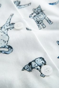 Pyjama Im Verspielten Katzen-Druck Herrenhemd-Stil 100% Baumwolle 12 Pyjama Im Verspielten Katzen-Druck Herrenhemd-Stil 100% Baumwolle -Pyjamas Für Zuhause 1223562 16085 5