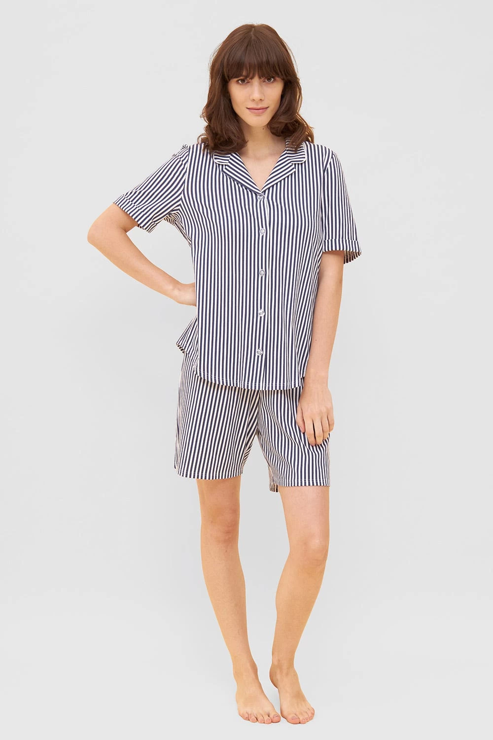 Pyjama Im Streifendruck Herrenhemd-Stil Bermuda Knopfleiste 100% Baumwolle 1 Pyjama Im Streifendruck Herrenhemd-Stil Bermuda Knopfleiste 100% Baumwolle