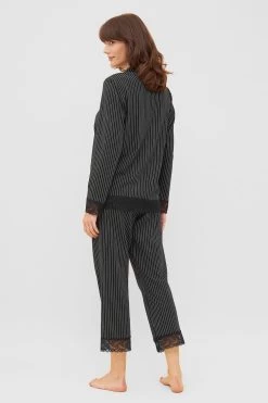 Pyjama Im Schwarzen Streifen-Druck Spitzendetails Herrenhemd-Stil 100% Baumwolle 9 Pyjama Im Schwarzen Streifen-Druck Spitzendetails Herrenhemd-Stil 100% Baumwolle -Pyjamas Für Zuhause 1233220 16601 2