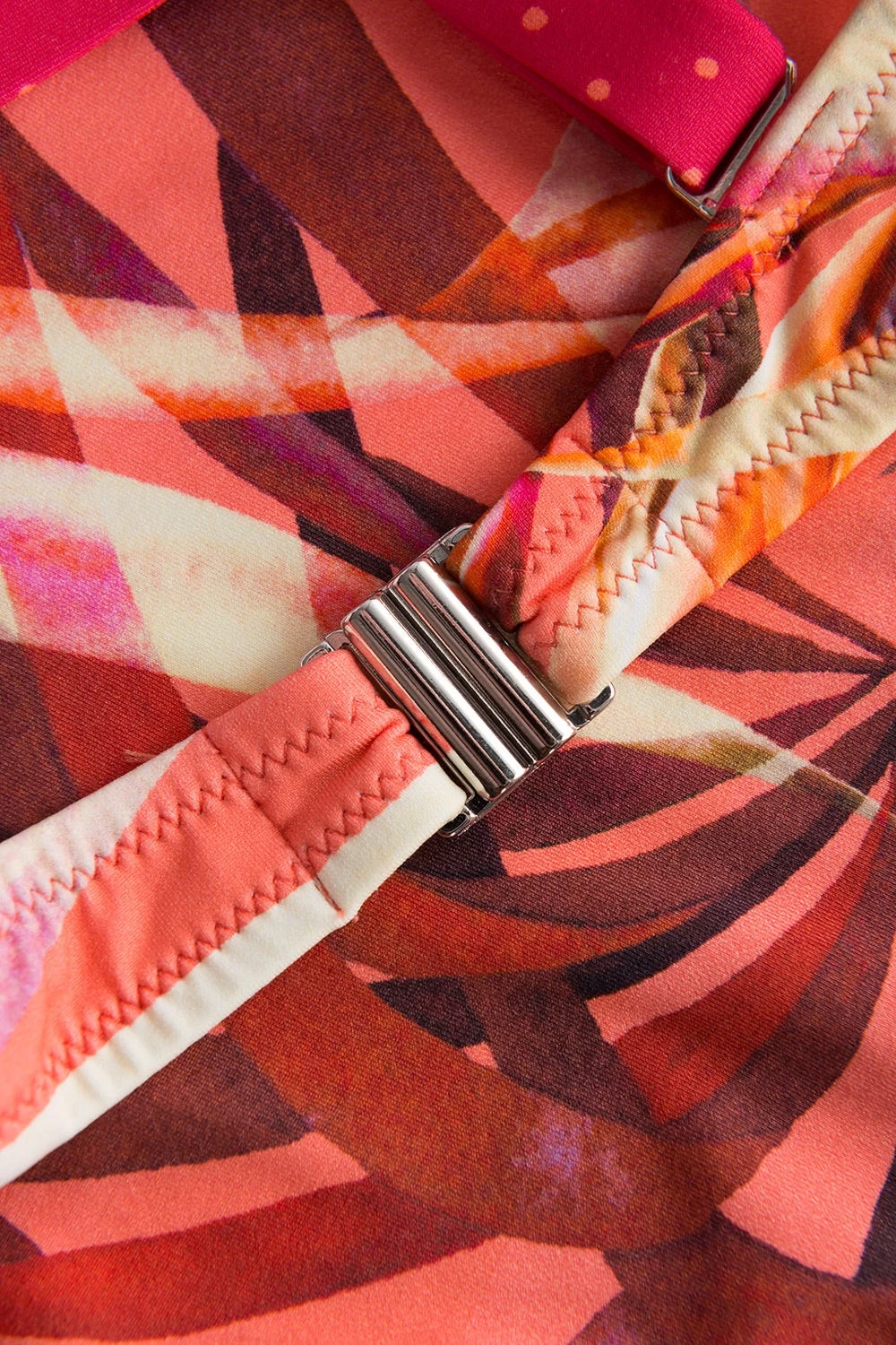 Bikini-Oberteil Mit Buntem Blätter-Druck Raffung Recyceltes Polyamid/Elasthan 7 Bikini-Oberteil Mit Buntem Blätter-Druck Raffung Recyceltes Polyamid/Elasthan - Image 7